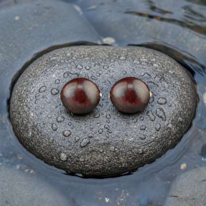 Bruine zoetwater parel oorknoppen met sterling zilver (925) liggend op steen in water | Little Bling Bold Brown Pearl