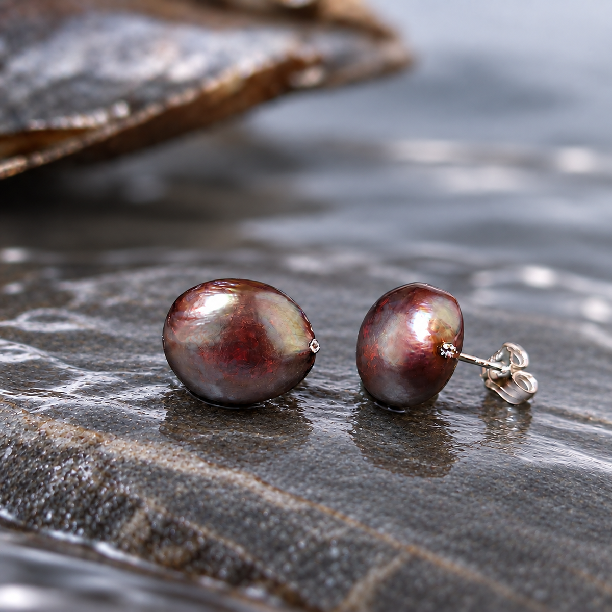 Bruine zoetwater parel oorknoppen met sterling zilver (925) liggend op steen | Little Bling Bold Brown Pearl
