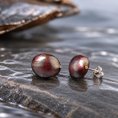 Bruine zoetwater parel oorknoppen met sterling zilver (925) liggend op steen | Little Bling Bold Brown Pearl