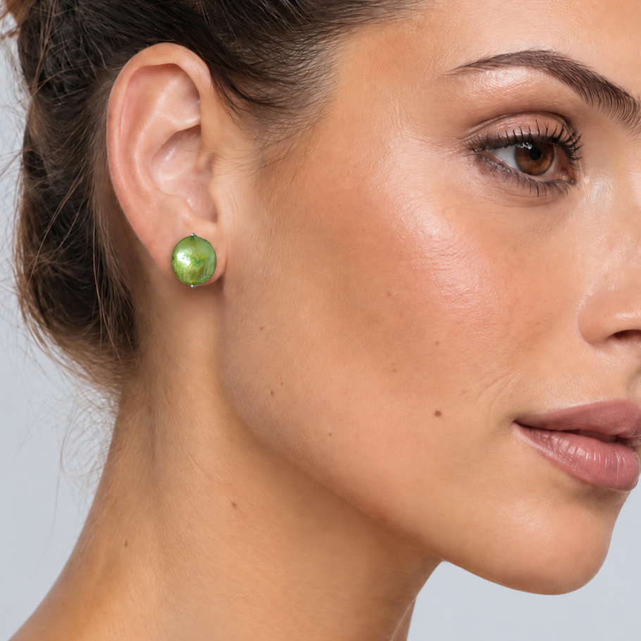 Groene zoetwater parel oorknoppen met sterling zilver (925) op model | Little Bling Bold Green Pearl