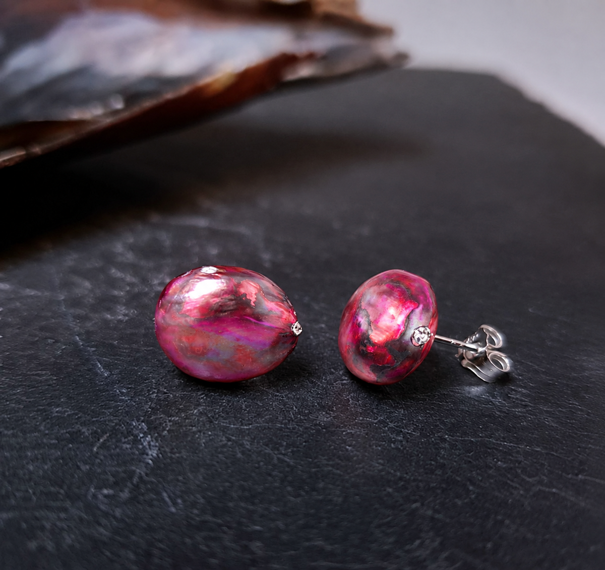 Paarse zoetwater parel oorknoppen met sterling zilver (925) liggend op leisteen | Little Bling Bold Purple Pearl
