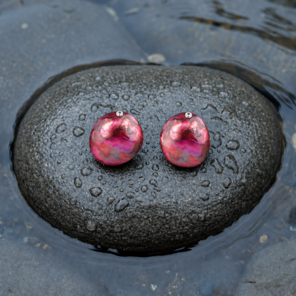 Paarse zoetwater parel oorknoppen met sterling zilver (925) liggend op steen in water | Little Bling Bold Purple Pearl