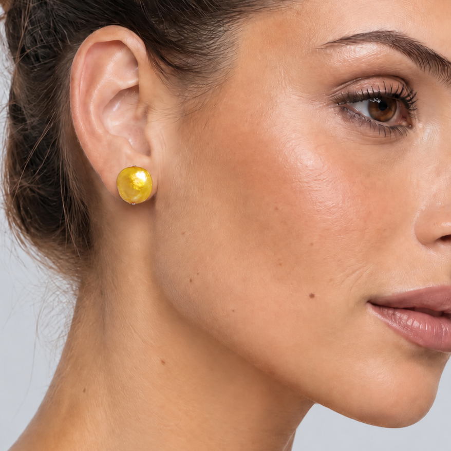 Gele zoetwater parel oorbellen met sterling zilver (925), oorknopje op model | Little Bling Bold Yellow Pearl