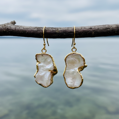 Witte zoetwater parel oorbellen met keshi parels en goud edelstaal hangend aan takje | Long Keshi Pearl