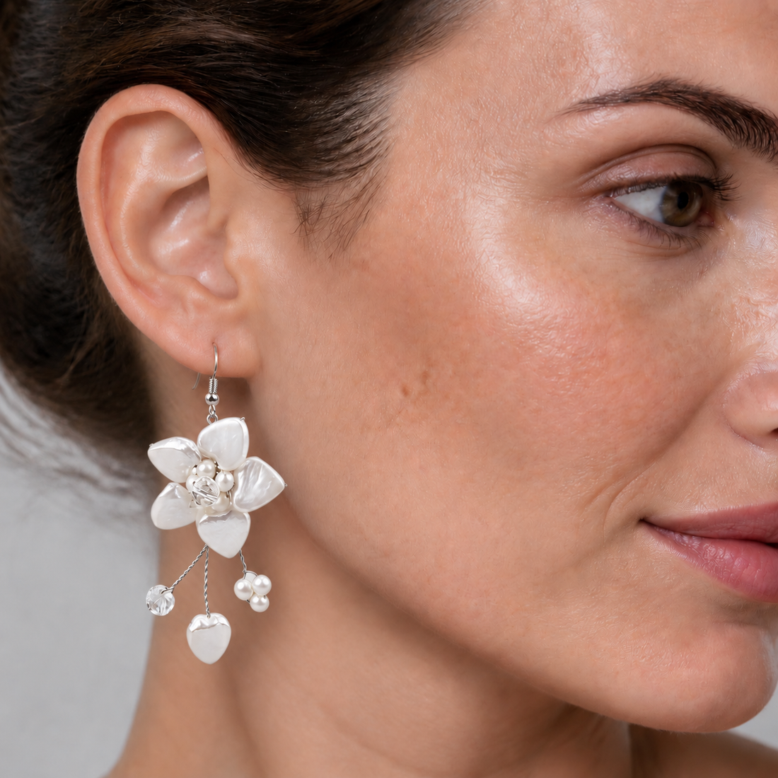 Lange zoetwater parel oorbellen met witte parels in bloem motief en sterling zilver (925) op model | Long White Flower Pearl