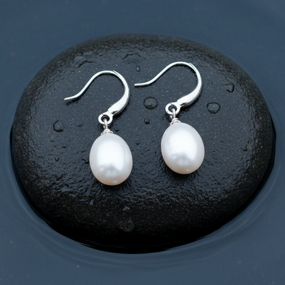 Witte zoetwater parel oorbellen liggend op steen in water, oorbel hangers | Maureen W