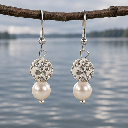 Witte zoetwater parel oorbellen met stras bal en sterling zilver (925) hangend aan takje boven water | Maxima