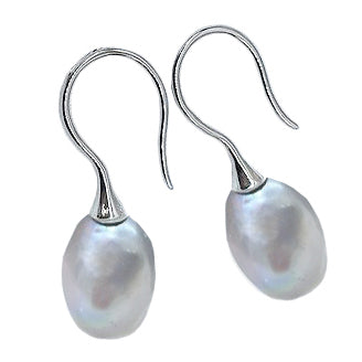 Zoetwater parel oorbellen met licht grijze barok parels en sterling zilver (925) schuin | Mayla Grey