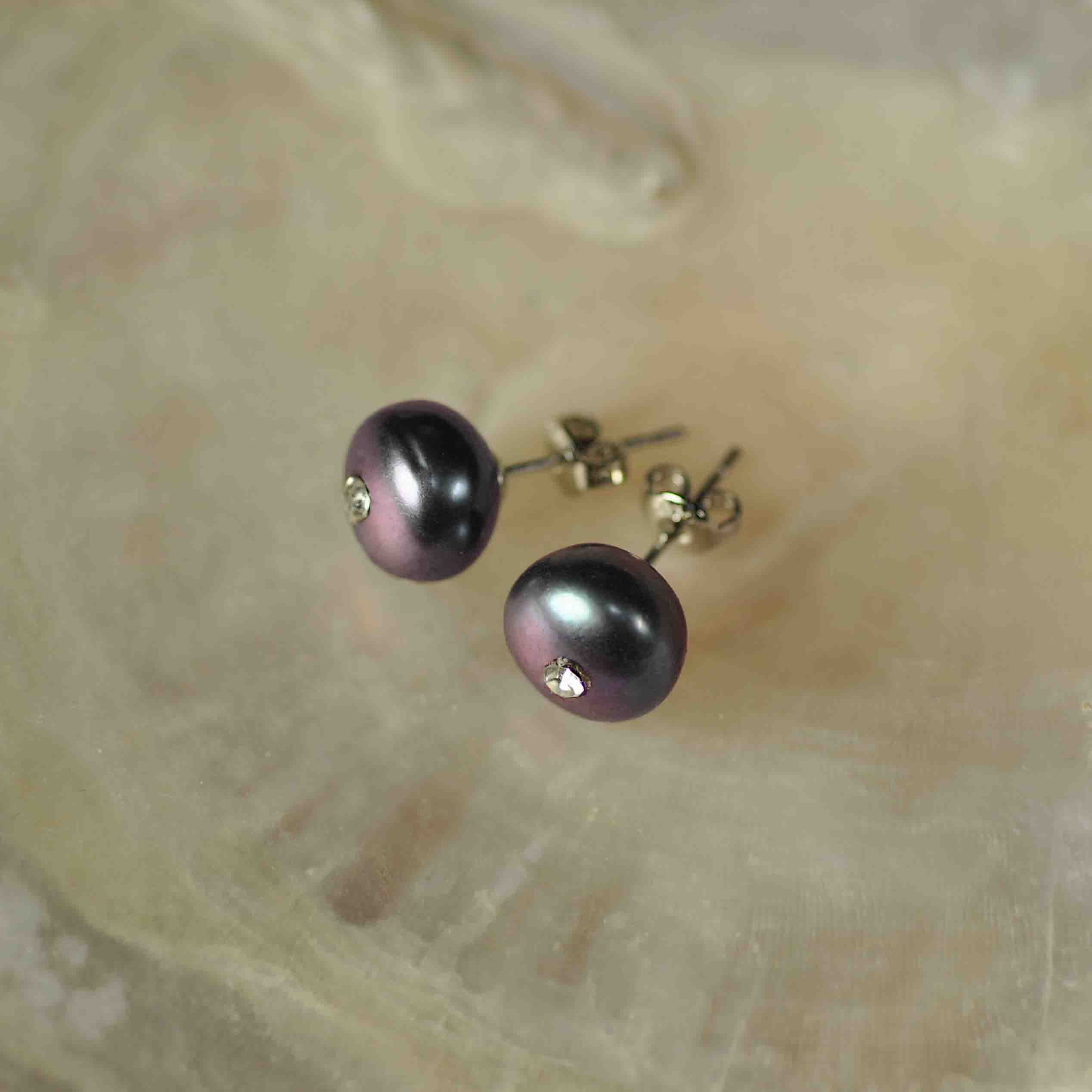 Paarse zoetwater parel oorknopjes met stras steentje liggend in schelp | Mea Bling B