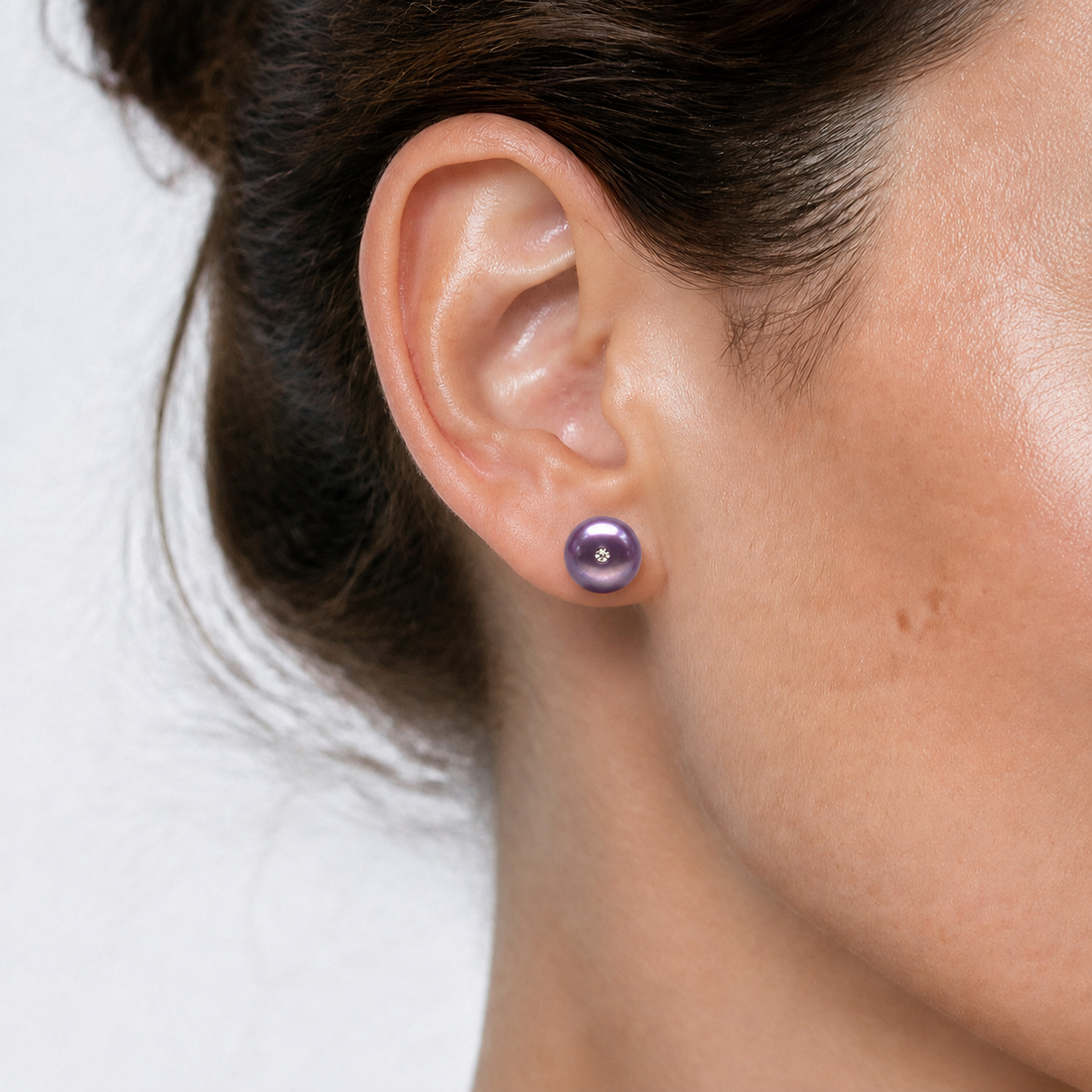 Paarse zoetwater parel oorknopjes met stras steentje op model | Mea Bling B