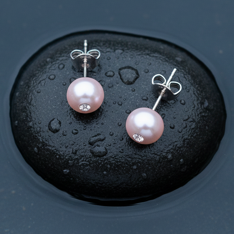 Roze zoetwater parel oorbellen met stras steentje liggend op steen | Bling Lea Small