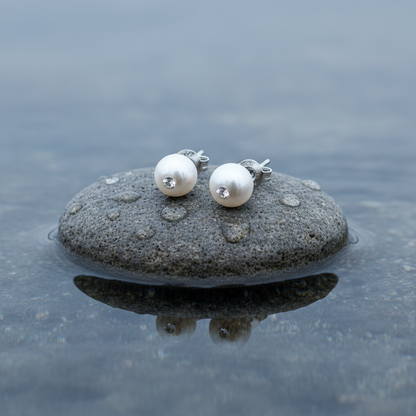 Witte zoetwater parel oorbellen met stras steentje, parel oorknopje liggend op steen | Mea Bling Small White