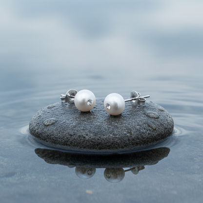 Witte zoetwater parel oorbellen met stras steentje, parel oorknopje liggend op steen in water | Mea Bling Small White