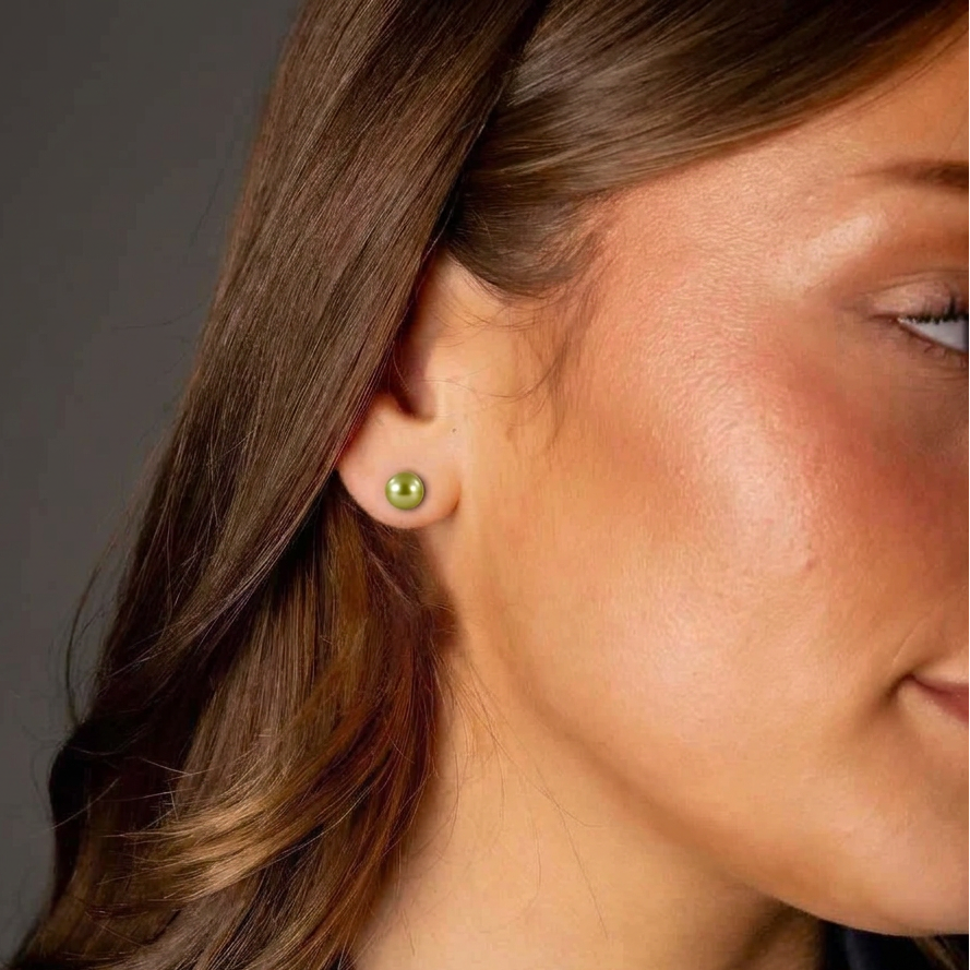 Model met het parelknopje in de geelgroene kleur van foto 2
