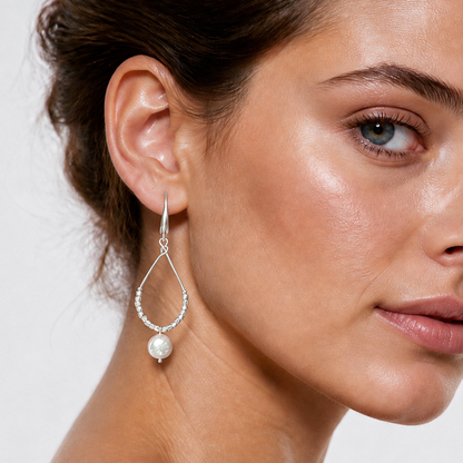 Lange witte zoetwater parel oorbellen met witte coin parel en mat zilver op model | Milany Silver