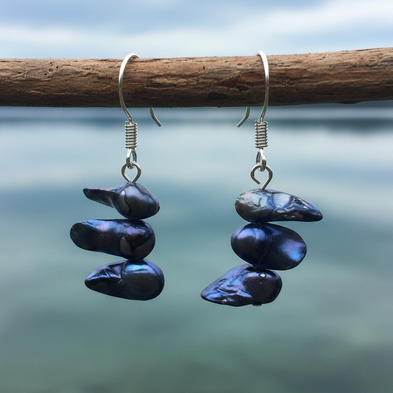 Zoetwater parel oorbellen met cobalt blauwe parels en sterling zilver (925) hangend aan takje | Pearl Blister Cobalt Blue