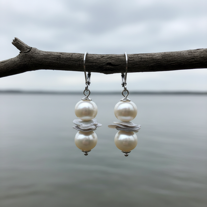 Zoetwater parel oorbellen met witte en grijze parels en zilver edelstaal hangend aan takje | Pearl Grey Chip 