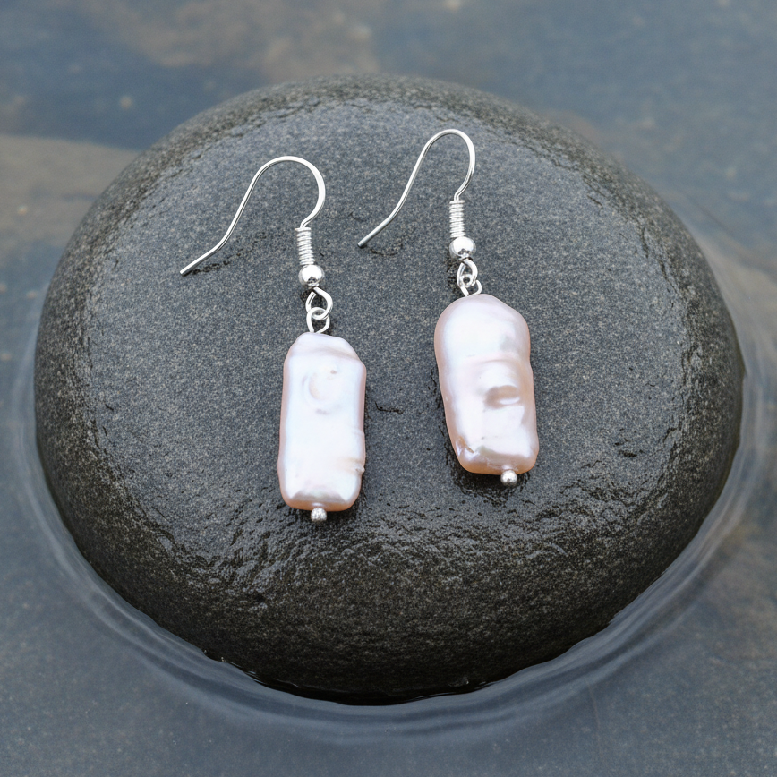 Zoetwater parel oorbellen met roze rechthoekige parels en sterling zilver (925) liggend op steen | Pearl Rectangle Pink