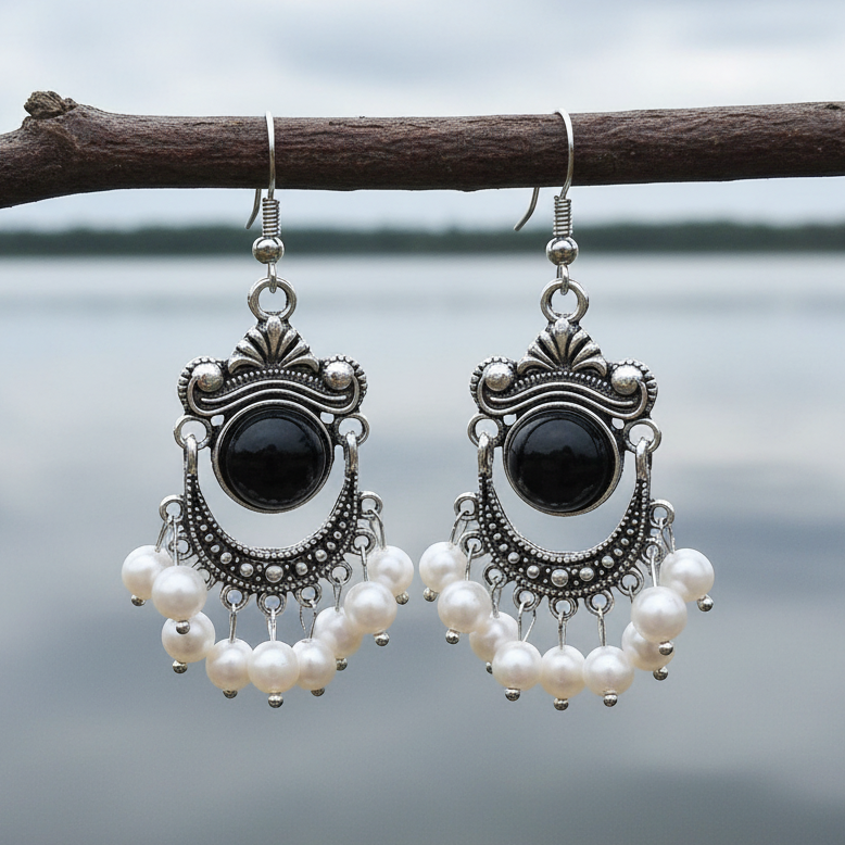 Lange zoetwater parel oorbellen met witte parels en sterling zilver (925) in retro stijl hangend aan takje | Pearl Retro Black