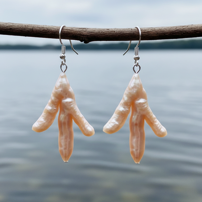 Bijzondere zoetwater parel oorbellen met zalm kleurige parels en sterling zilver (925) hangend aan takje | Pearl Tripod Pink