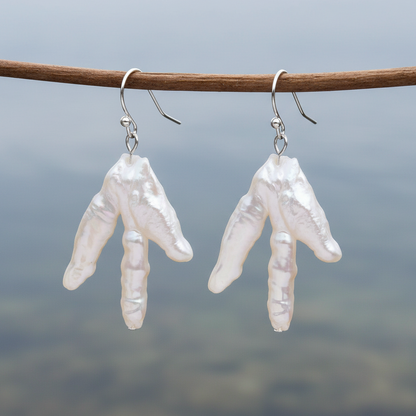Bijzondere zoetwater parel oorbellen met witte parel en sterling zilver (925) hangend aan takje | Pearl Tripod White