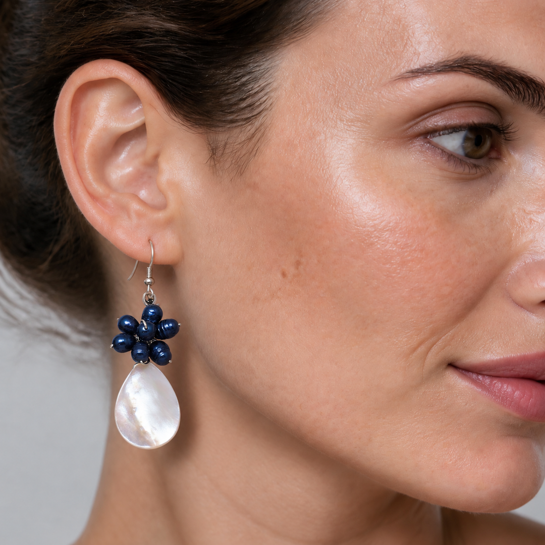 Zoetwater parel oorbellen met blauwe parels, wit parelmoer en sterling zilver (925) op model | Purssian Blue Pearl White Shell