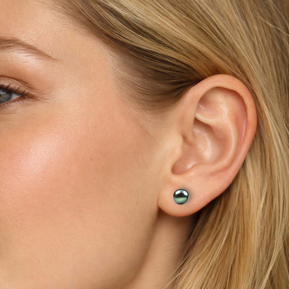 Groen grijze zoetwater parel oorknopjes op model | Sea Eye