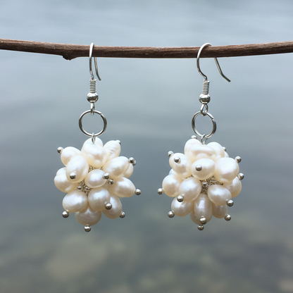 Witte zoetwater parel oorbellen met sterling zilver (925) hangend aan takje | Snow Ball