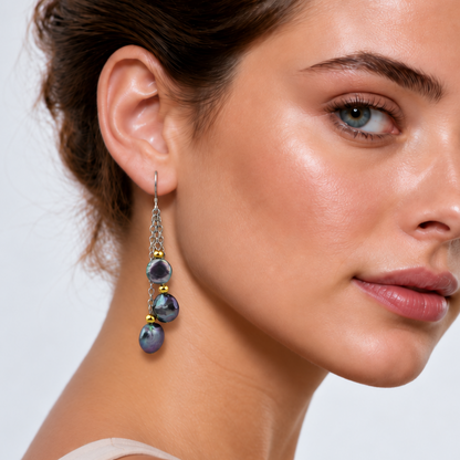 Lange zoetwater parel oorbellen met paars blauwe parels en sterling zilver (925) gedragen door model | Vivienne