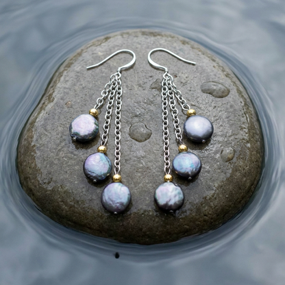 Lange zoetwater parel oorbellen met paars blauwe parels en sterling zilver (925) liggend op steen in water | Vivienne 