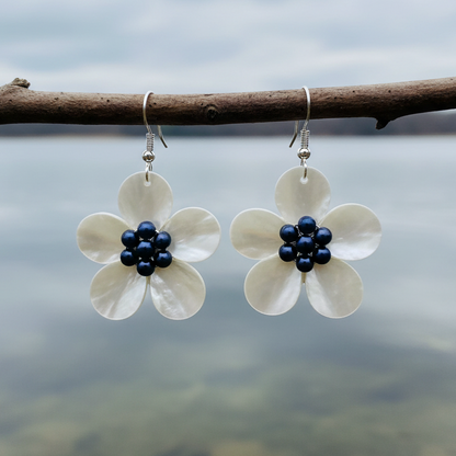 Zoetwater parel oorbellen met blauwe parels en wit parelmoer in bloem vorm met zilver edelstaal hangend aan takje | White Shell Flower Blue Pearl