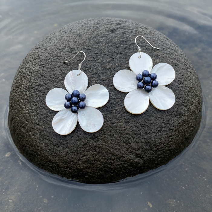 Zoetwater parel oorbellen met blauwe parels en wit parelmoer in bloem vorm met zilver edelstaal liggend op steen in water| White Shell Flower Blue Pearl