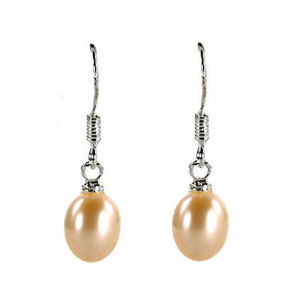 Zalm kleurige zoetwater parel oorbellen met sterling zilveren oorbelhaakjes, vooraanzicht | Zianca