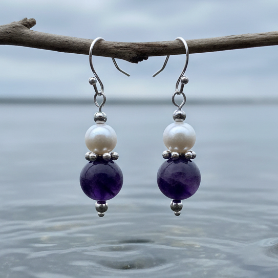 Witte zoetwater parel oorbellen met amethist en sterling zilver (925) hangend aan takje | Amilia Amethyst