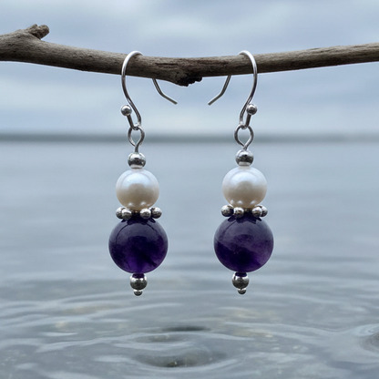 Witte zoetwater parel oorbellen met amethist en sterling zilver (925) hangend aan takje | Amilia Amethyst