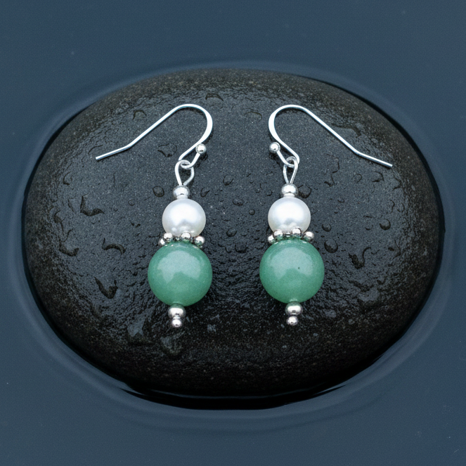 Witte zoetwater parel oorbellen met aventurien en sterling zilver (925) liggend op steen in water | Amilia Green Aventurine