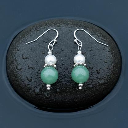 Witte zoetwater parel oorbellen met aventurien en sterling zilver (925) liggend op steen in water | Amilia Green Aventurine