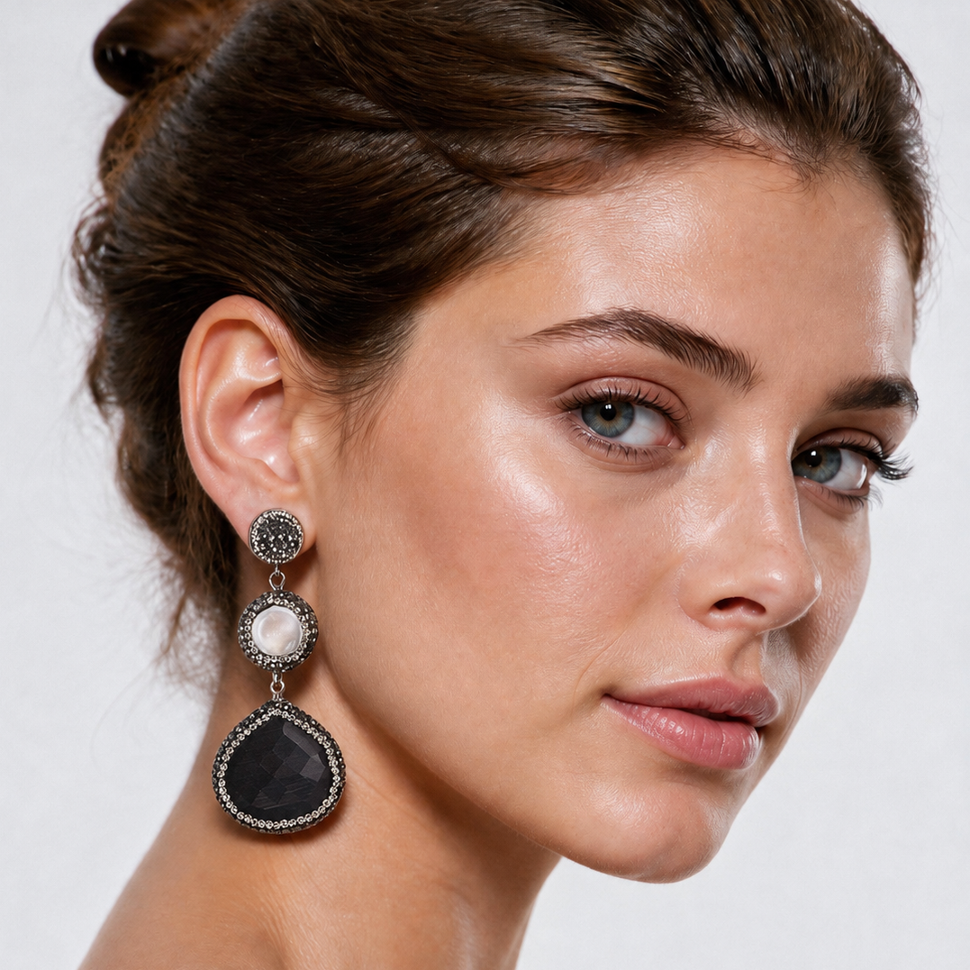Lange witte zoetwater parel oorbellen met stras steentjes en zwarte kattenoog op model | Bright Pearl Black Cat’s Eye