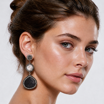 Lange witte zoetwater parel oorbellen met stras steentjes en zwarte kattenoog op model | Bright Pearl Black Cat’s Eye