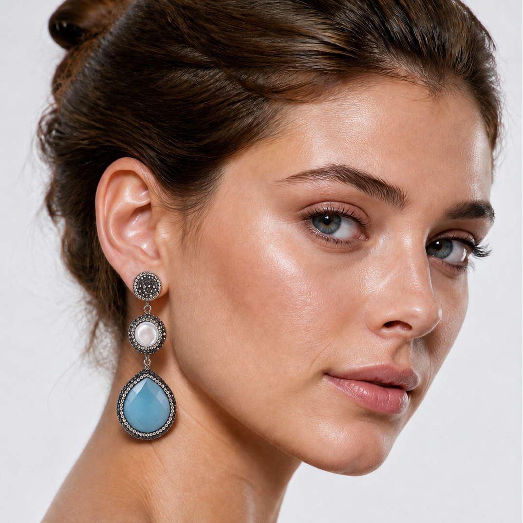 Lange witte zoetwater parel oorbellen met stras steentjes en licht blauwe kattenoog op model | Bright Long Pearl Light Blue Cat’s Eye