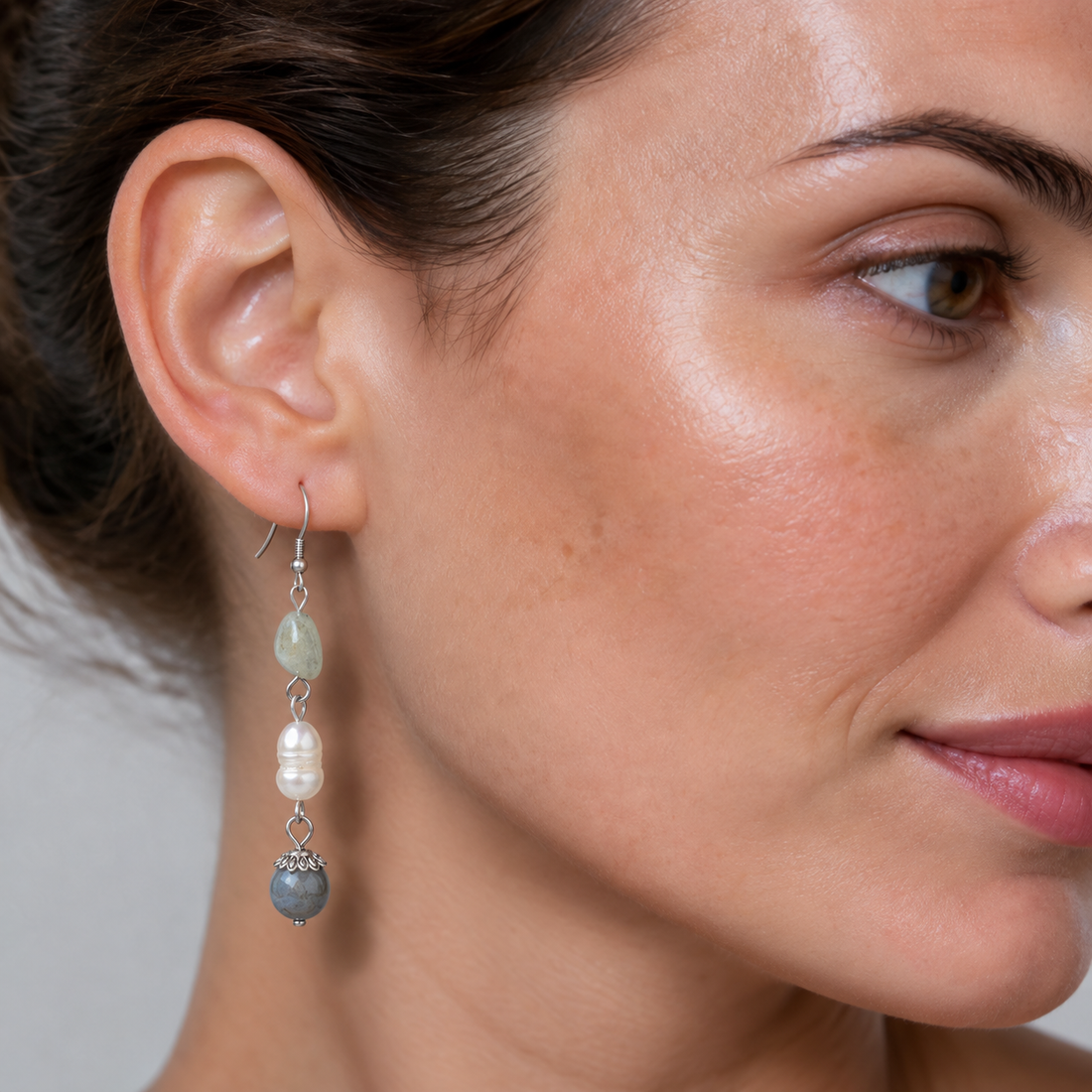 Zoetwater parel oorbellen met labradoriet en edelstaal op model | Lalita Labradorite
