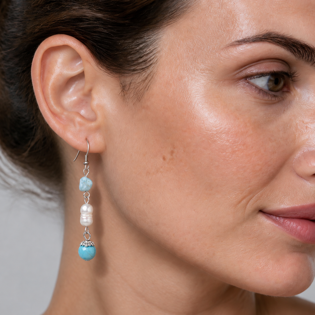 Zoetwater parel oorbellen met witte parels, blauwe edelsteen larimar en zilver edelstaal op model | Oorbellen Lalita Larimar