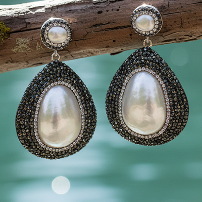 Grote witte zoetwater parel oorbellen met stras steentjes hangend aan tak | Bright Shell Oval
