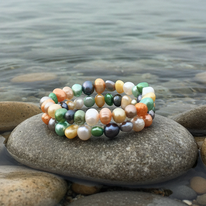 Zoetwater parel wikkel armband met vrolijk gekleurde parels liggend op steen in water | Zen Color Two