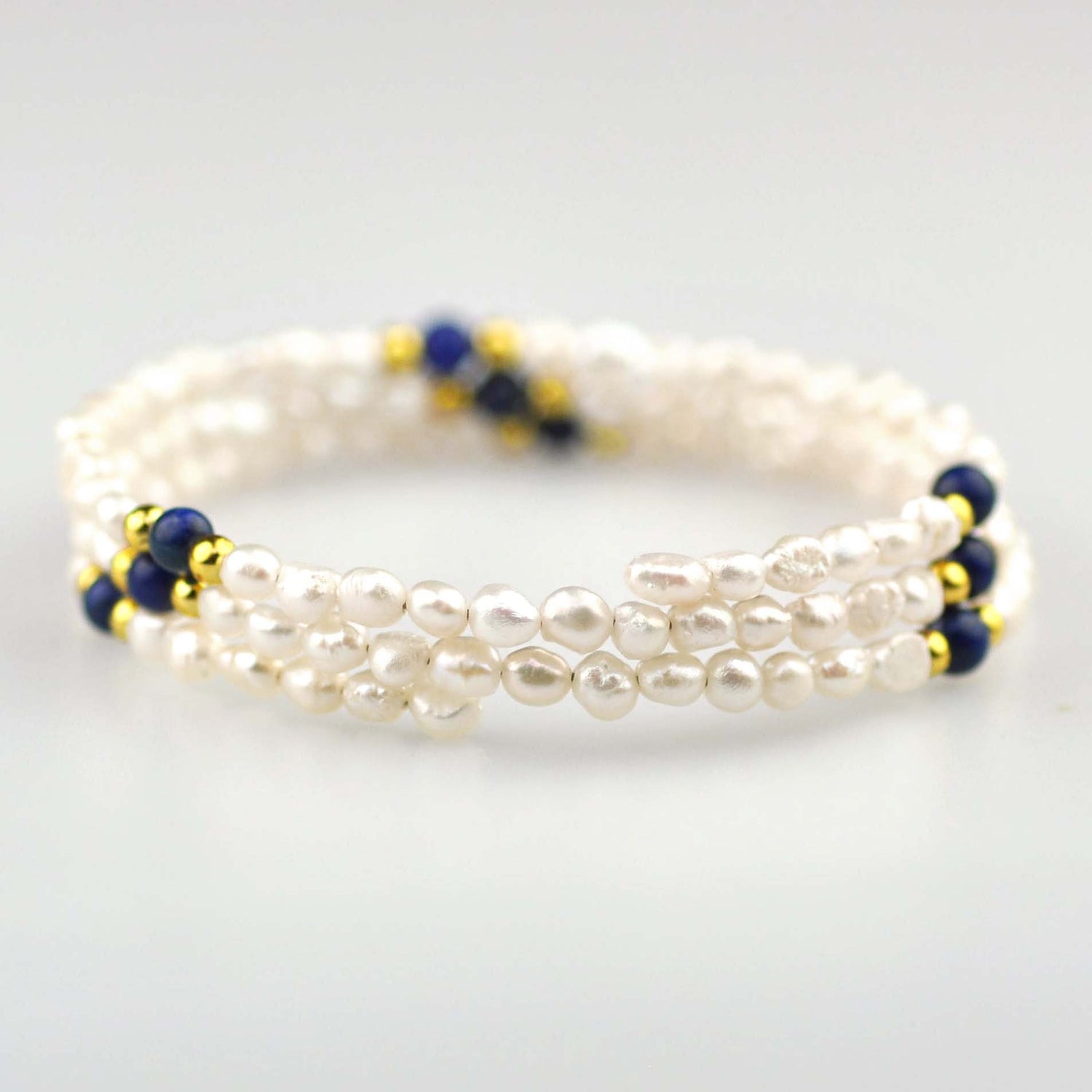 Wit zoetwater parel wikkelarmband met lapis lazuli zijaanzicht | Agnes