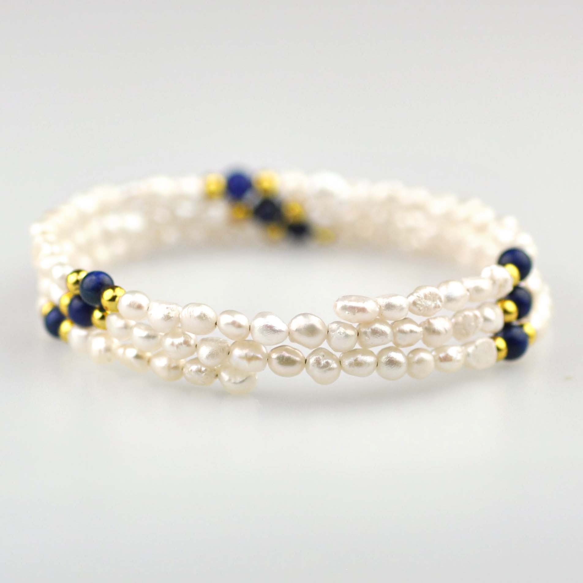 Wit zoetwater parel wikkelarmband met lapis lazuli zijaanzicht | Agnes