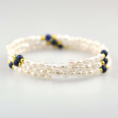 Wit zoetwater parel wikkelarmband met lapis lazuli zijaanzicht | Agnes