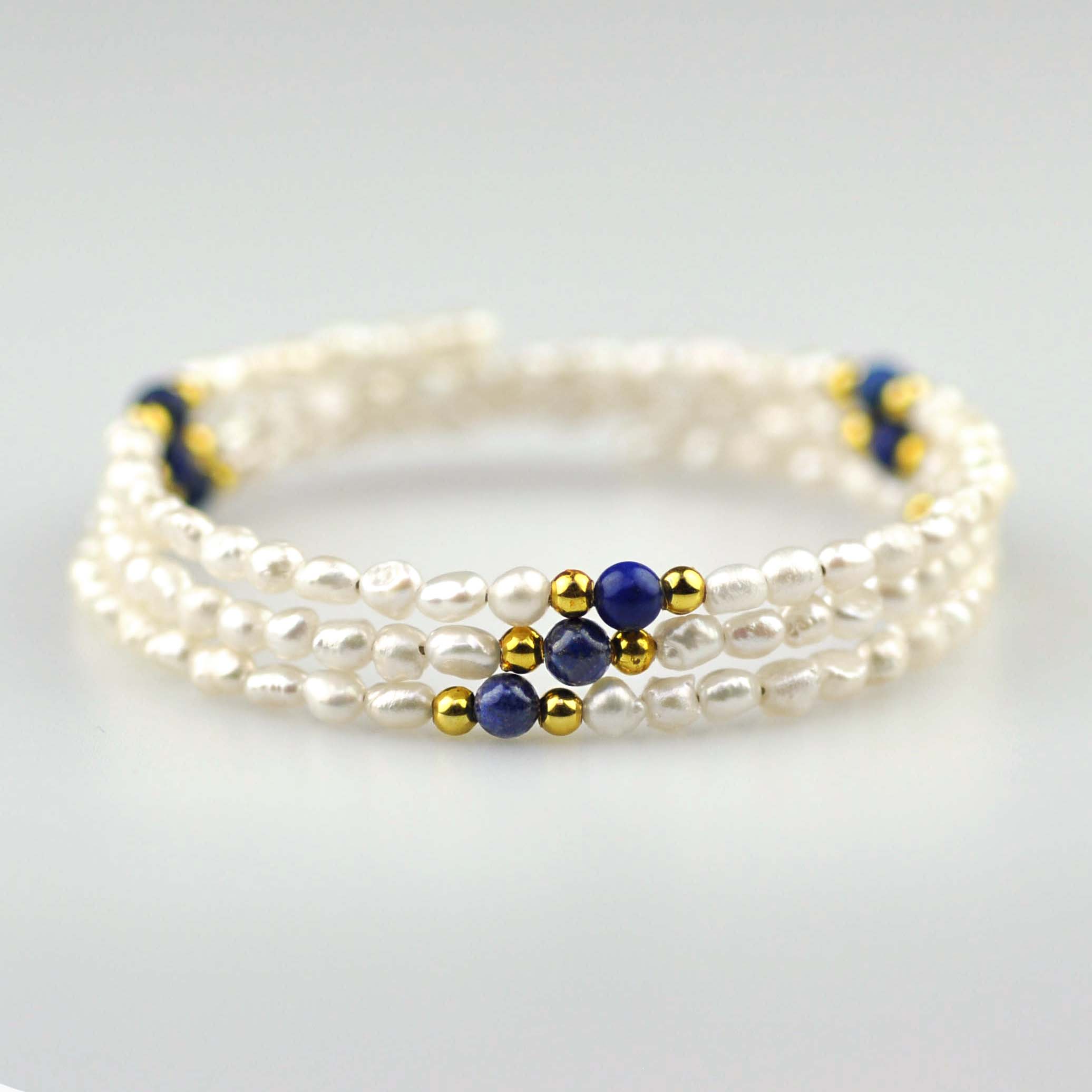 Wit zoetwater parel wikkelarmband met lapis lazuli zijaanzicht | Agnes