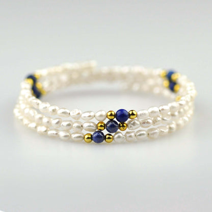 Wit zoetwater parel wikkelarmband met lapis lazuli zijaanzicht | Agnes