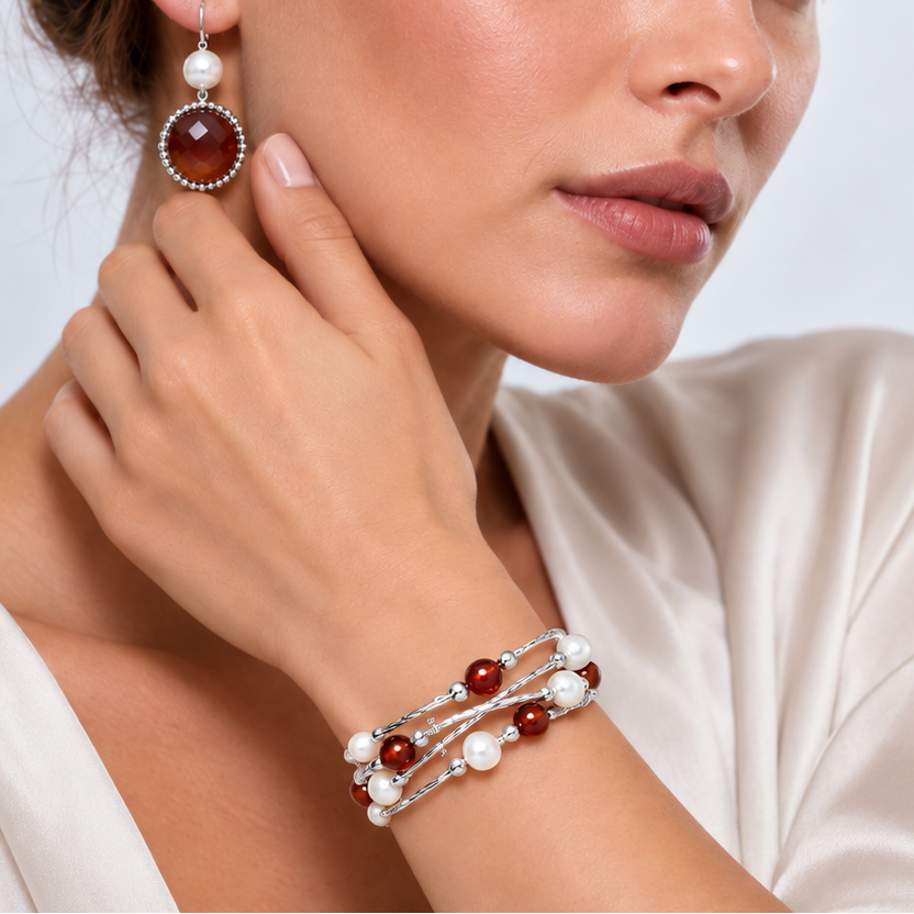 Wit zoetwater parel wikkelarmband met bruine agaat op model | Wrap Pearl Brown Striped Agate